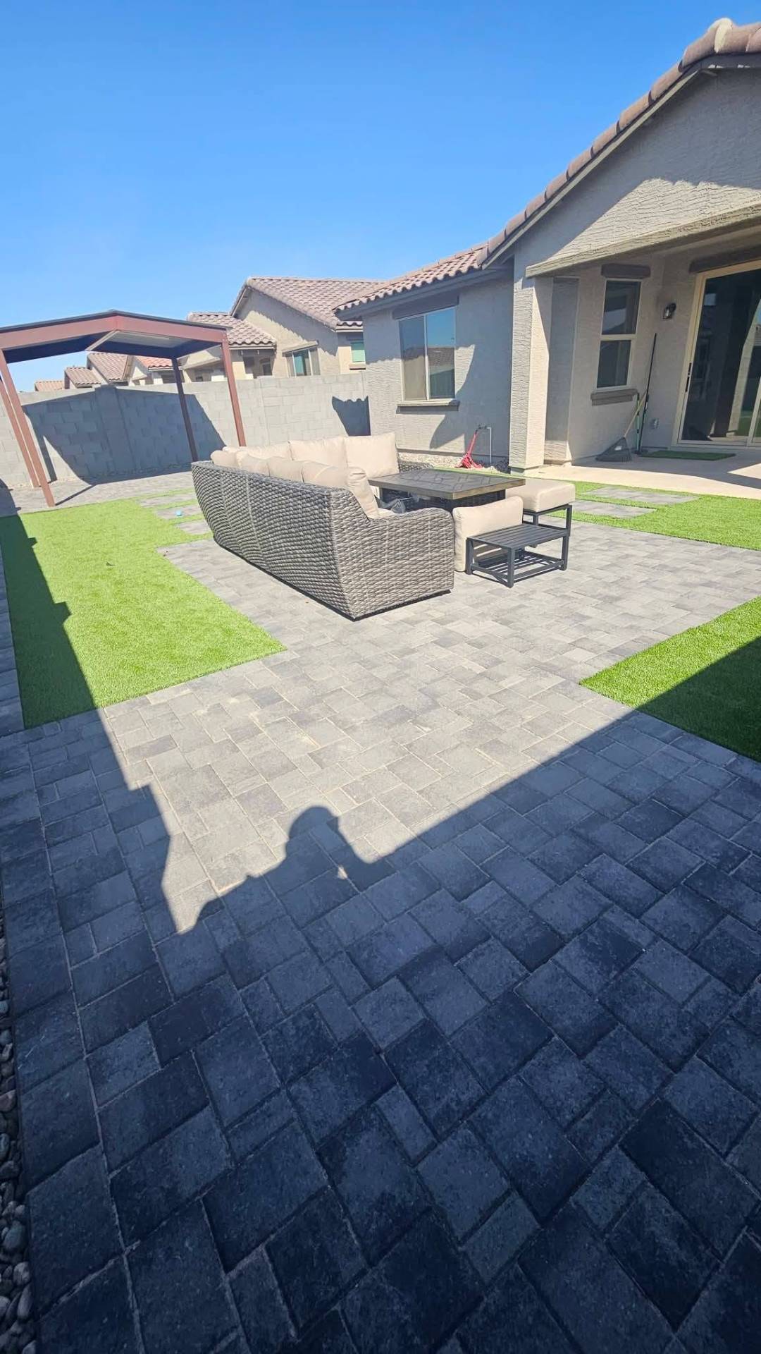 M&M paver patio with turf and outdoor seating